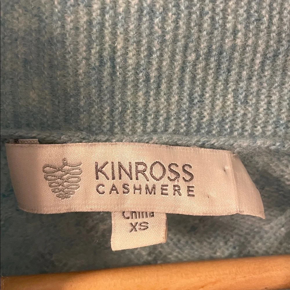 Kinross Cashmere Twist Cable Knit V-Neck Sweater - Picture 4 of 4